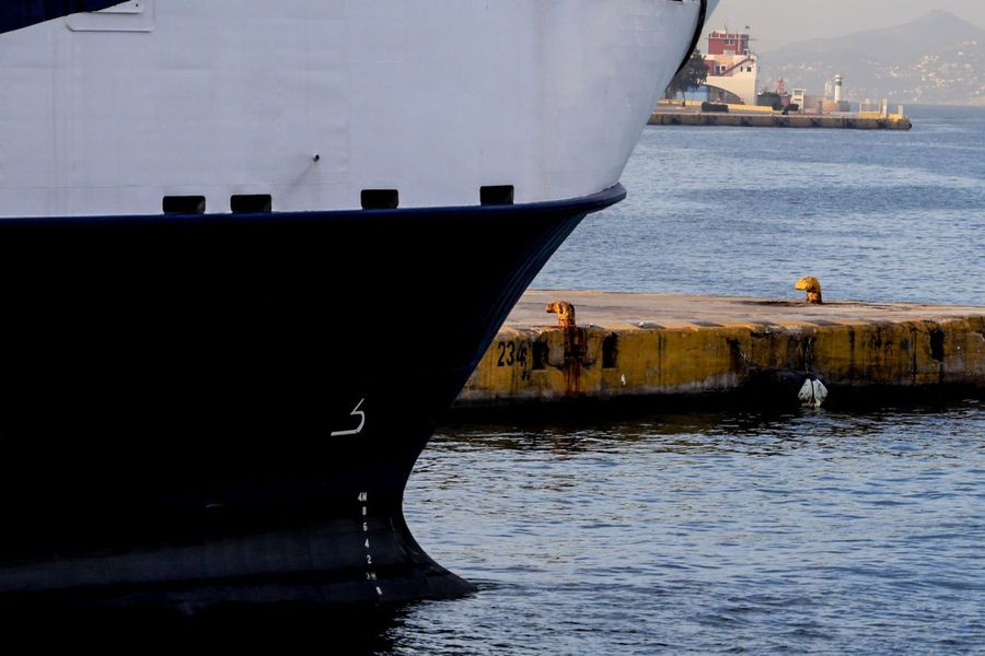 Άνδρος: Τραυματίστηκε γυναίκα στο λιμάνι – Σχοινί πλοίου έσπασε το τζάμι του αυτοκινήτου της