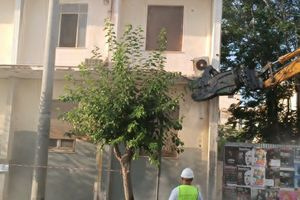 Ξεκίνησε η κατεδάφιση του παλιού ΙΚΑ – Κλειστή η οδός Σολωμού (φωτο)