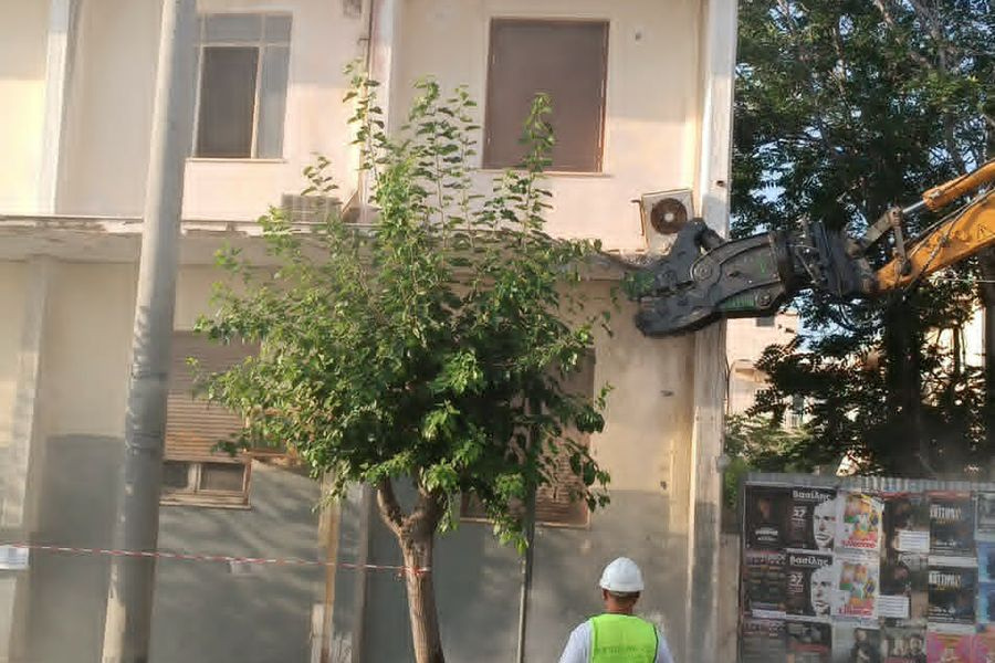 Ξεκίνησε η κατεδάφιση του παλιού ΙΚΑ – Κλειστή η οδός Σολωμού (φωτο)