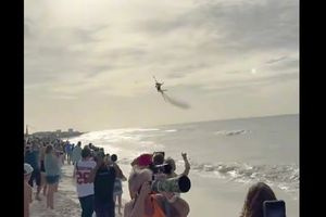 Θρίλερ σε παραλία της Φλόριντα: Μαχητικό Blue Angels πέρασε σε απόσταση αναπνοής από τα κεφάλια λουόμενων