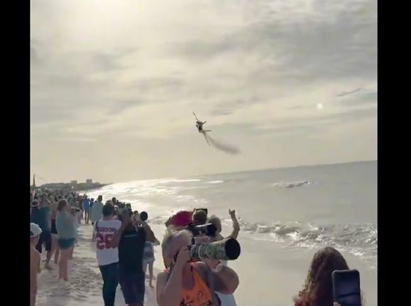 Θρίλερ σε παραλία της Φλόριντα: Μαχητικό Blue Angels πέρασε σε απόσταση αναπνοής από τα κεφάλια λουόμενων