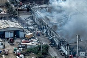 Έκρηξη στον Ασπρόπυργο: Δίωξη για δύο κακουργήματα και δύο πλημμελήματα άσκησε ο Εισαγγελέας