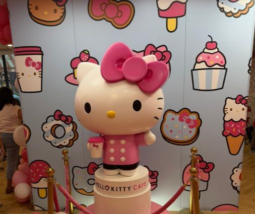 Η Hello Kitty κατακτά το Σικάγο με το μεγαλύτερο καφέ του κόσμου – Τι προσφέρει το μενού