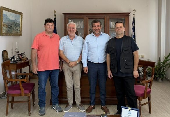 Συνάντηση του Αντιπεριφερειάρχη Λασιθίου Γιάννη Ανδρουλάκη για το αλιευτικό καταφύγιο και τη διάβρωση των ακτών στο Καλό Χωριό