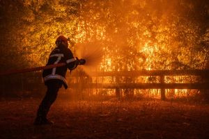 Γαλλία- Ισπανία- πυρκαγιές: «Μια ιδιαίτερα δυσμενής κατάσταση», οι πυροσβέστες προετοιμάζονται για μία ακόμη ημέρα μάχης με τις φλόγες