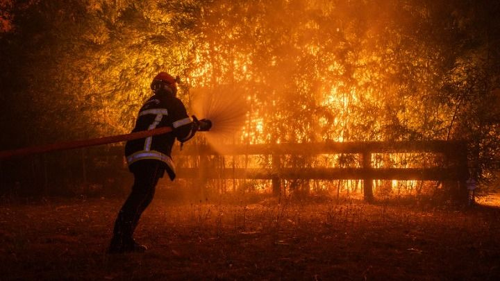 Γαλλία- Ισπανία- πυρκαγιές: «Μια ιδιαίτερα δυσμενής κατάσταση», οι πυροσβέστες προετοιμάζονται για μία ακόμη ημέρα μάχης με τις φλόγες