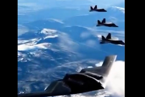 Βίντεο με βομβαρδιστικό B-2 και F-22 ανάρτησε σύμβουλος του Τραμπ – Η επιλογή της «Nessun Dorma»