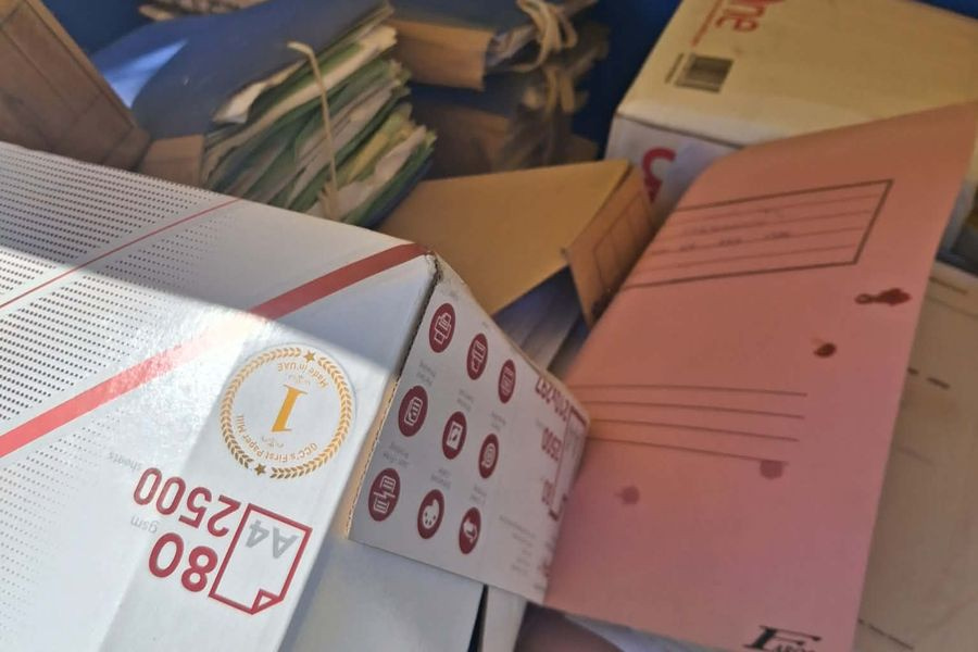 Απίστευτη εικόνα στα Χανιά! Υπηρεσιακοί φάκελοι του ΙΚΑ στην ανακύκλωση (φωτογραφίες)