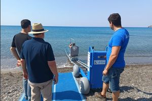 Σε λειτουργία η νέα ράμπα διευκόλυνσης πρόσβασης ΑμεΑ στην παραλία του Τσούτσουρα – Αυτοψία Δημάρχου Μινώα Πεδιάδας