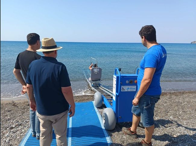Σε λειτουργία η νέα ράμπα διευκόλυνσης πρόσβασης ΑμεΑ στην παραλία του Τσούτσουρα – Αυτοψία Δημάρχου Μινώα Πεδιάδας
