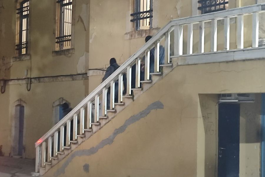 Ελεύθερος με περιοριστικούς όρους ο ιατροδικαστής μετά την απολογία του