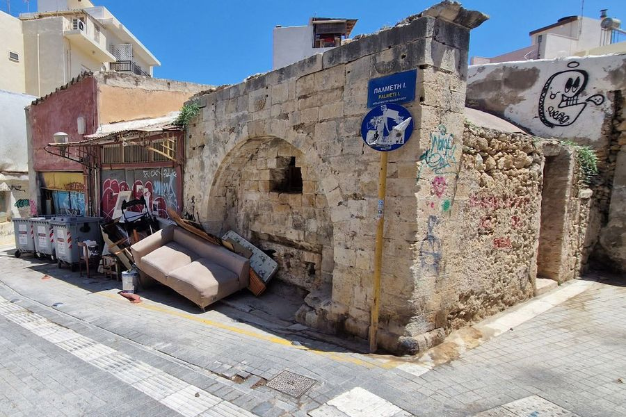 Η βιτρίνα των Λιονταριών και η χωματερή της Κρήνης Παλμέτη