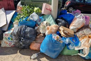 Ξεχειλισμένοι κάδοι στον Μασταμπά – Αγανακτισμένοι οι κάτοικοι (φωτογραφίες)