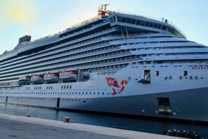 Εκτακτη άφιξη του «Scarlet Lady» στη Σούδα – Αλλαγή δρομολογίου μετά την άρνηση Τουρκίας και Αιγύπτου