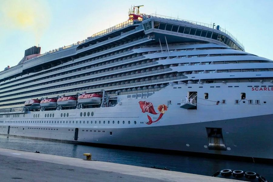 Εκτακτη άφιξη του «Scarlet Lady» στη Σούδα – Αλλαγή δρομολογίου μετά την άρνηση Τουρκίας και Αιγύπτου