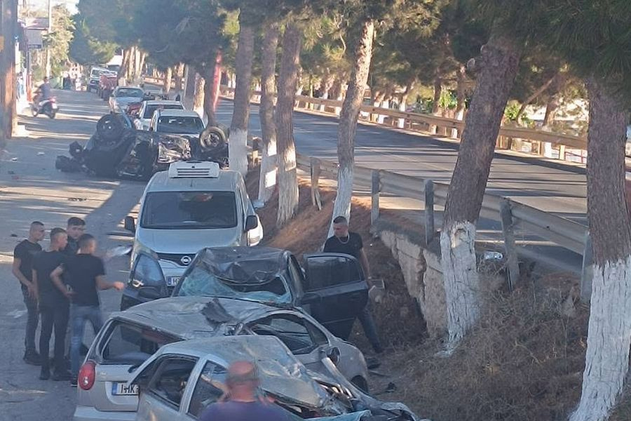 Τρελή πορεία αυτοκινήτου στη Χερσόνησο: Έπεσε σε δέντρο, διέλυσε σταθμευμένα ΙΧ και τούμπαρε στη μέση του δρόμου