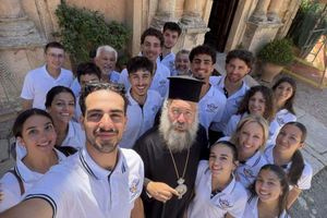 Στο Αρκάδι με τον Μητροπολίτη Ρεθύμνης και Αυλοποτάμου τα Κρητικόπουλα από Αυστραλία και Νέα Ζηλανδία