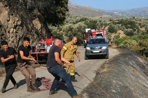 Πυρκαγιές στην Κρήτη: Δύο παράλληλες… επιχειρήσεις της Πυροσβεστικής, ο στύλος της ΔΕΗ και άλλη μια επικίνδυνη μέρα