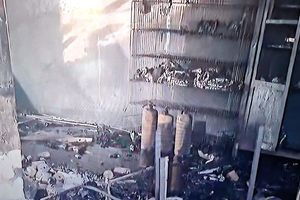 Χανιά: Διασωληνωμένος στη ΜΕΘ ο 70χρονος που τραυματίστηκε από την έκρηξη σε εργαστήριο επισκευής σκαφών