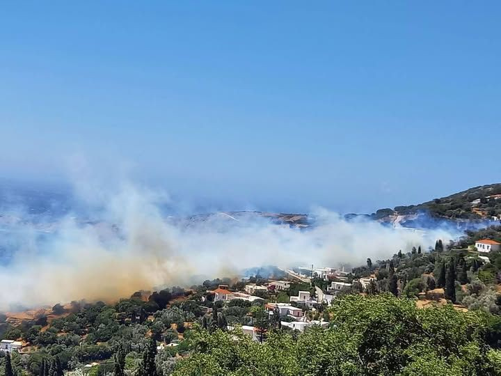 Φωτιά στην Άνδρο: Μηνύματα από το 112 για εκκενώσεις σε Παλαιόπολη και Κόλυμπο