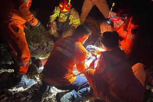 Φωτιά στη Σητεία: Η στιγμή που εθελοντές διασώστες εντοπίζουν τραυματισμένο πυροσβέστη [εικόνες & βίντεο]