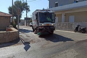 Σε πλήρη εξέλιξη το πλύσιμο δρόμων, πλατειών και κοινόχρηστων χώρων στον Δήμο Ηρακλείου