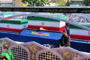 Ιράν: H νεκρώσιμη πομπή με το φέρετρο του αγιατολάχ Αλί Χαμενεΐ ξεκίνησε την πορεία της στους δρόμους της Τεχεράνης