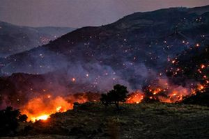 Ρέθυμνο: Στο μέτωπο της Αγίας Παρασκευής επικεντρώνονται οι προσπάθειες της Πυροσβεστικής- Επιστρέφουν οι κάτοικοι και οι τουρίστες