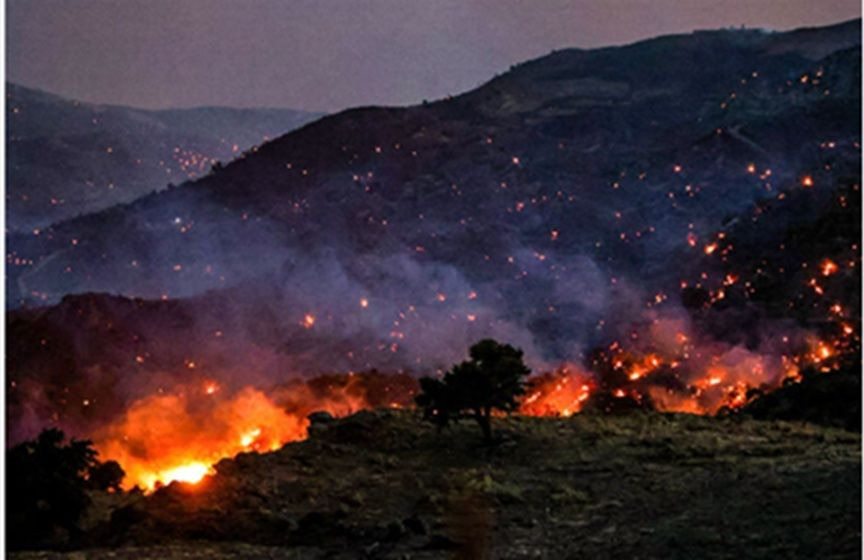 Ρέθυμνο: Στο μέτωπο της Αγίας Παρασκευής επικεντρώνονται οι προσπάθειες της Πυροσβεστικής- Επιστρέφουν οι κάτοικοι και οι τουρίστες