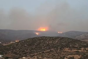 Νέα αναζωπύρωση της φωτιάς στην Πάρο και μήνυμα του 112 για εκκένωση από το Άσπρο Χωριό προς τον Δρυό