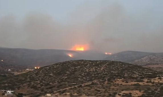 Νέα αναζωπύρωση της φωτιάς στην Πάρο και μήνυμα του 112 για εκκένωση από το Άσπρο Χωριό προς τον Δρυό