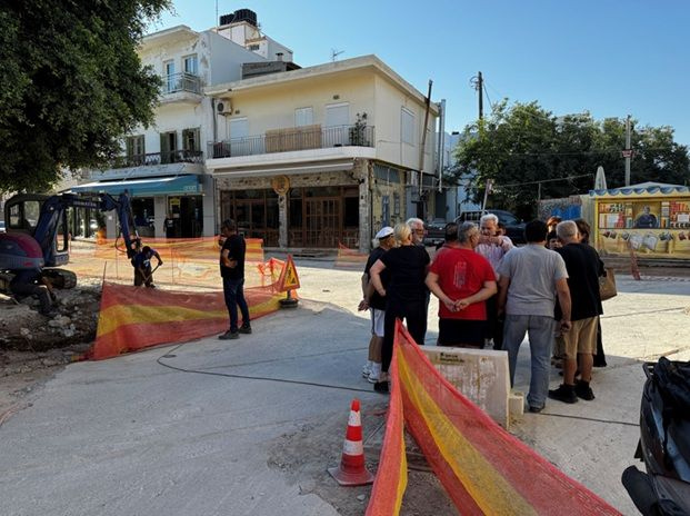 Ο Δήμαρχος Ηρακλείου στα έργα ανάπλασης της πλατείας Ελευθέρνης στα Καμίνια