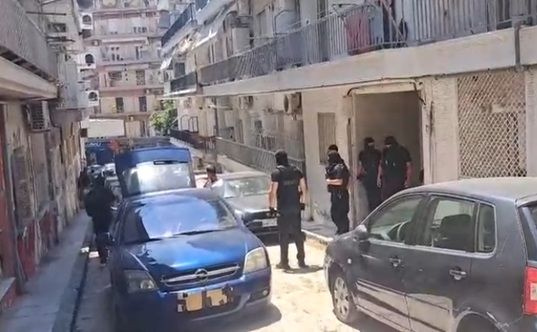 Έρευνα στο σπίτι του 4ου συλληφθέντα για τη φονική επίθεση με γκαζάκια στο σπίτι της οικογένειας Νέστορα