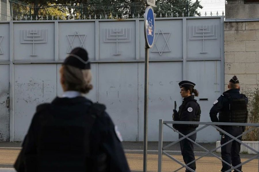 Συναγερμός στο Παρίσι: Απομακρύνθηκαν 300 άνθρωποι λόγω ύποπτου οχήματος κοντά σε συναγωγή