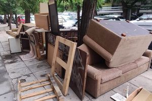 Άδειασαν διαμέρισμα και πέταξαν καναπέδες και έπιπλα στο πεζοδρόμιο – Δικογραφία σε δύο 39χρονους