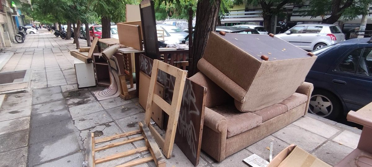 Άδειασαν διαμέρισμα και πέταξαν καναπέδες και έπιπλα στο πεζοδρόμιο – Δικογραφία σε δύο 39χρονους