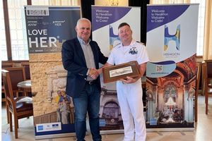 Η ηγεσία του πλοίου ITS San Marco του Ιταλικού Πολεμικού Ναυτικού στη Λότζια