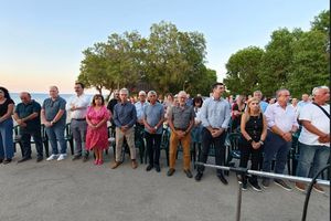 Δήμος Πλατανιά: Πραγματοποιήθηκε η εκδήλωση τιμής και μνήμης στο Μνημείο Εκτελεσθέντων στην παραλία του Ταυρωνίτη