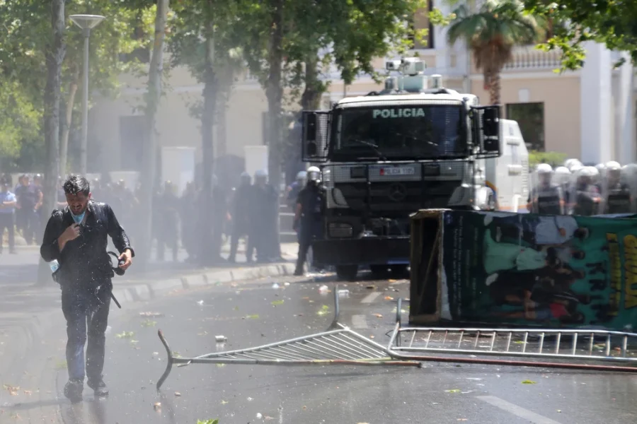 Αλβανία: Συγκρούσεις διαδηλωτών με την αστυνομία έξω από το κοινοβούλιο