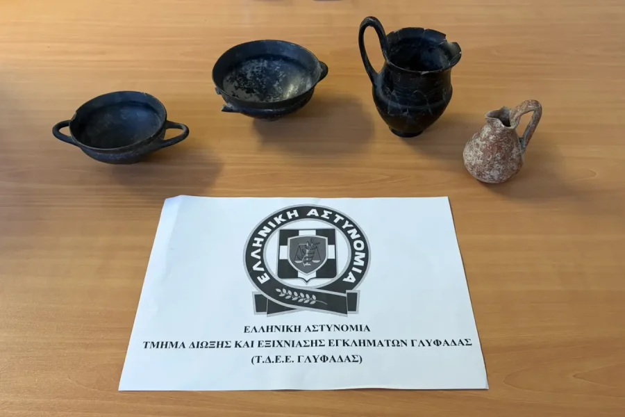 Γλυφάδα: Συνελήφθη 69χρονος με αρχαία αγγεία στο σπίτι του