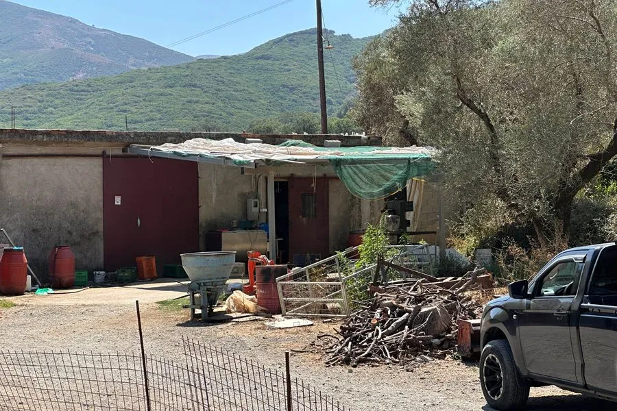 Βίντεο-ντοκουμέντο από την επίθεση στον κτηνοτρόφο στο Ρέθυμνο – Οι κινήσεις του δράστη πριν και μετά το χτύπημα