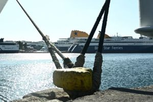 Δεμένα τα πλοία στo λιμάνι της Ραφήνα έως το πρωί του Σαββάτου