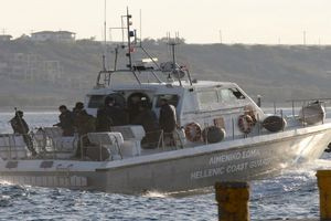 17 άτομα απεγκλωβίστηκαν από την παραλία του Αγίου Παύλου – Παραμένουν εν πλω σε σκάφη του Λ.Σ.