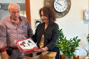 Ο Μαρίνος Ανδρουλάκης, πατέρας του προέδρου του ΠΑΣΟΚ, δώρισε απινιδωτή στο ΚΑΠΗ Αρκαλοχωρίου