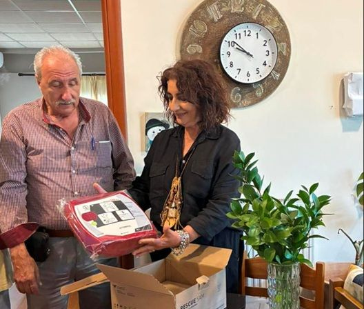 Ο Μαρίνος Ανδρουλάκης, πατέρας του προέδρου του ΠΑΣΟΚ, δώρισε απινιδωτή στο ΚΑΠΗ Αρκαλοχωρίου