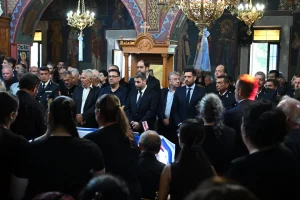 Στην κηδεία του πυροσβέστη Μανώλη Στρατιδάκη ο Νίκος Ανδρουλάκης