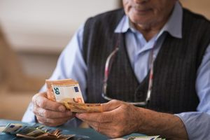 Πότε πληρώνονται συντάξεις και επιδόματα Αυγούστου
