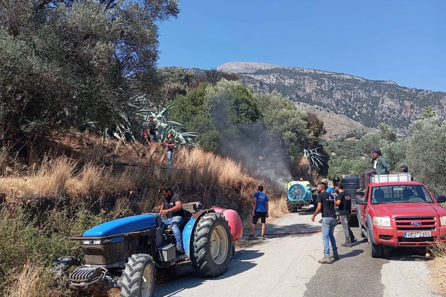 Δεκάδες πυροσβέστες και εθελοντές απέτρεψαν τον κίνδυνο από την πυρκαγιά στα Βορίζια