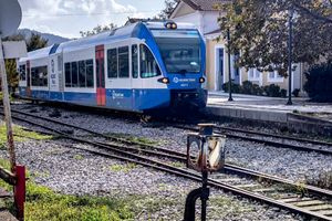 Φωτιά σε βαγόνι «καθήλωσε» το τρένο στη Λάρισα – Ατελείωτη ταλαιπωρία για τους επιβάτες