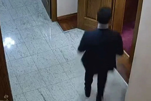 Αλβανία: Αρχηγός κόμματος της αντιπολίτευσης άρπαξε απόρρητη συμφωνία με τις ΗΠΑ και το έσκασε